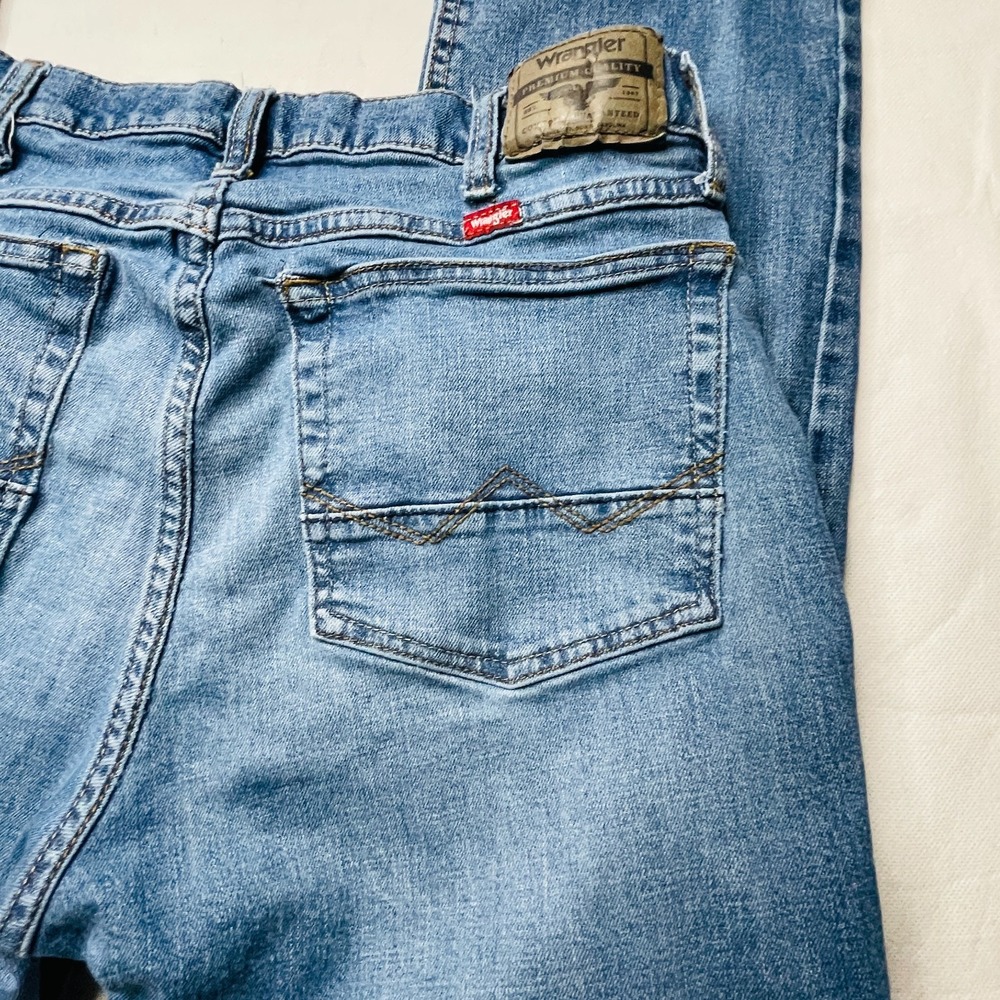 Wrangler Men's 32x30 Light Wash Athletic Fit Straight Leg Denim Jeans - Picture 10 of 16